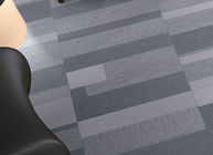 การออกแบบแบบสุ่มกระเบื้องพรมสีเทาเข้มป้องกันรอยขีดข่วนพื้นผิวสำหรับผนังห้องนั่งเล่น