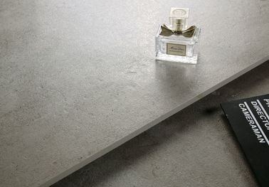 Anti Slip Outdoor กึ่งขัดเงา Porcelain กระเบื้องพื้นชนบท 24 '' * 24 '' ขนาดสีเทาอ่อน